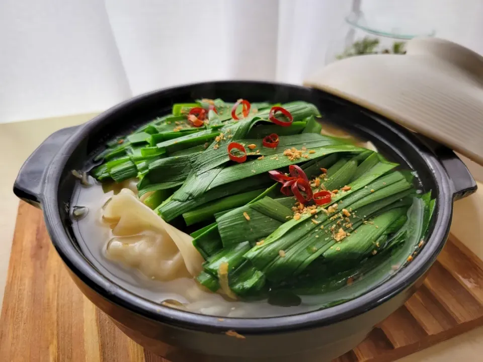 暖まろう🍲 冷凍餃子で今年一番
　　　　       　ヤバい鍋を作りました

リュウジのバズレシピから
もつ鍋が苦手な人も雰囲気を味わえる✨|みるくここあさん