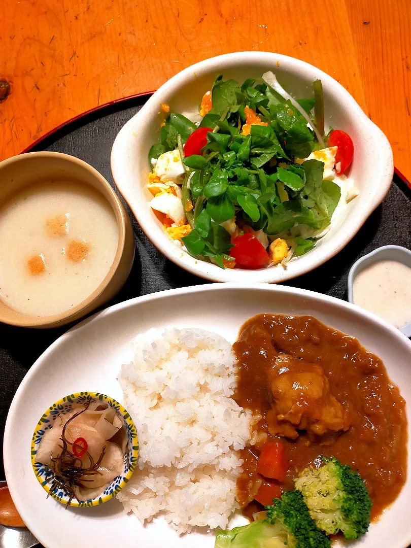 チキンカレーランチ

୨୧┈┈┈┈┈┈┈┈┈୨୧
￼チキンカレー 
￼クレソンサラダ
 ￼ポタージュスープ
 ￼蕪の千枚漬け
 …… 
エネルギー∶800kcal 
たんぱく質∶30g
 脂質　　　∶32g 
炭水化物　∶107g
野菜摂取量∶192g

୨୧┈┈┈┈┈┈┈┈┈୨୧|おひとりサマンサ🌶️ﾊﾟﾊﾟｯとｸｯｷﾝｸﾞさん