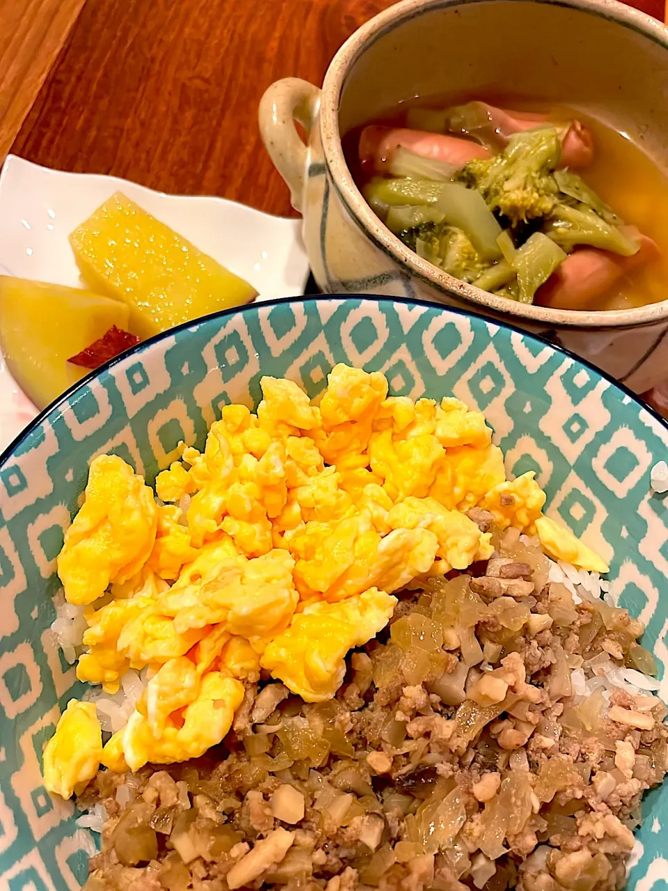 そぼろ丼　ブロッコリースープ　さつまいもの甘煮|とゆあさん