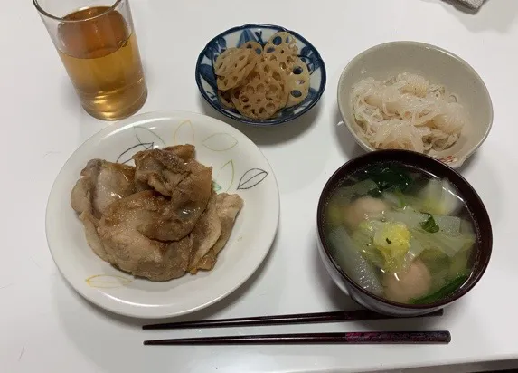 Snapdishの料理写真:作り置きで色々晩御飯☆れんこんのきんぴら☆結びこんにゃくの煮物☆豚の生姜焼き☆海老団子と野菜のスープ（大根、白菜、ほうれん草）|Saharaさん