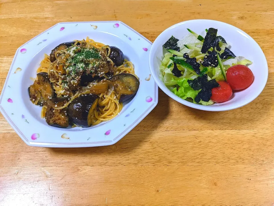 茄子と合挽き肉の自家製ミートスパゲティとレタス、焼き海苔の自家製中華風ドレッシング和えサラダです。|トヨシと申します。さん