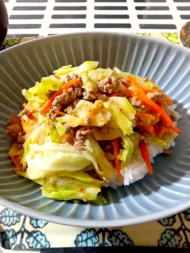 Snapdishの料理写真:豚ひき肉とキャベツのピリ辛丼|sumireさん