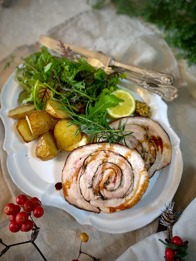 Snapdishの料理・レシピ写真:ポルケッタでクリスマス🎄｜クリスマスは手作りディナー♪ごちそう肉料理