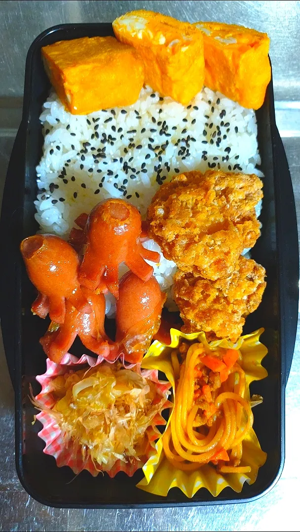 旦那弁当　2022/12/22

鶏の竜田揚げ
ウインナー
ミートパスタ
キャベツのポン酢あえ|ユキヨメ♪さん