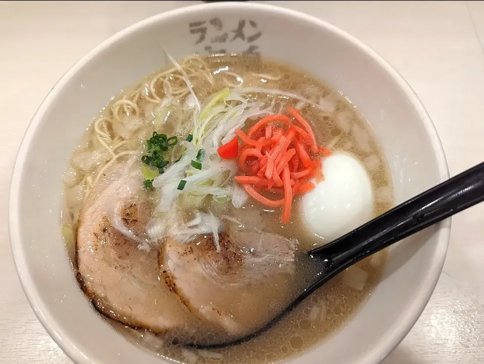 Snapdishの料理写真:とんこつラーメン玉子入り@ラーメン海鳴　福岡空港|watarunさん