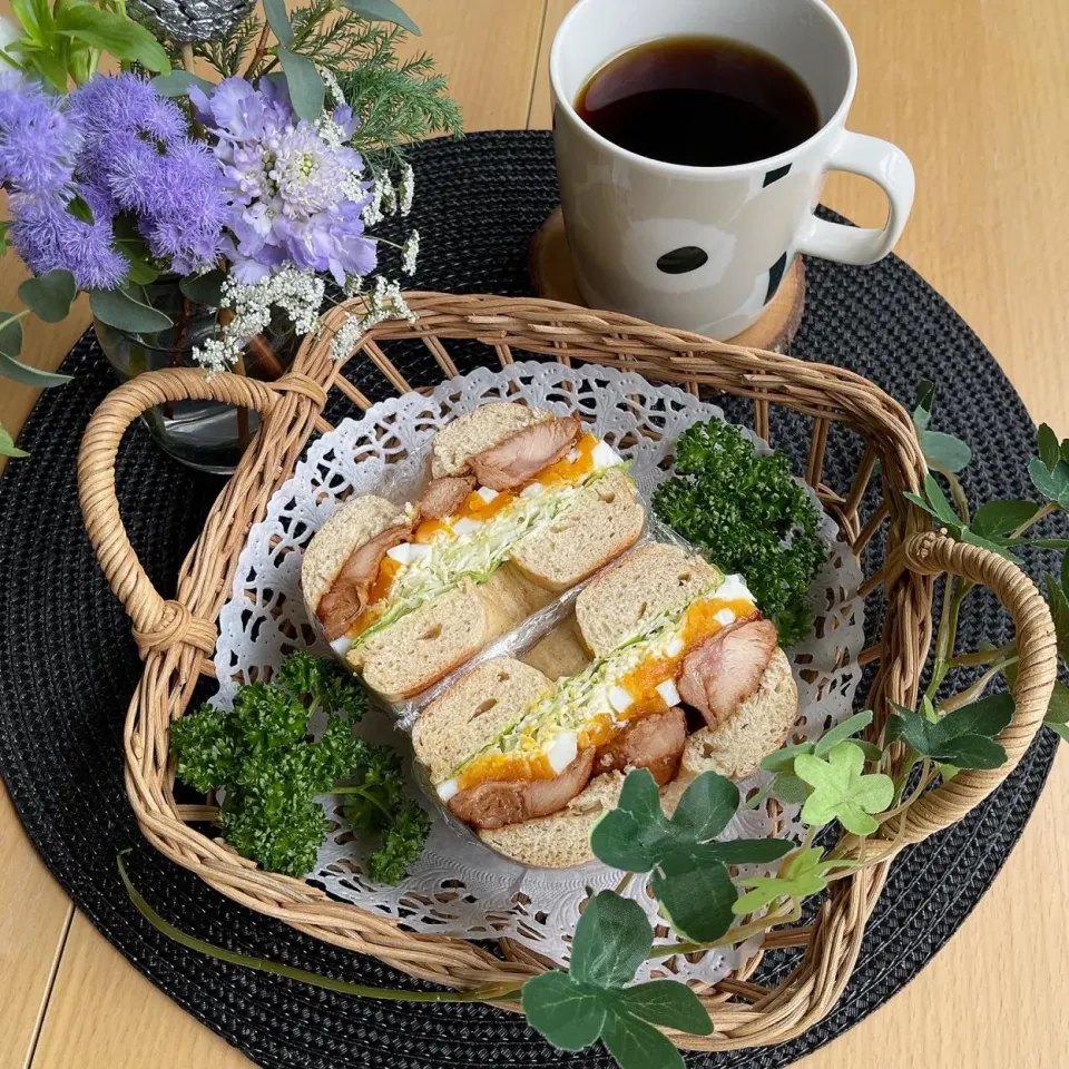 12/22❤︎照り焼きチキンと半熟たまごのベーグルサンド🥯🍃お弁当の残り物で…|Makinsさん