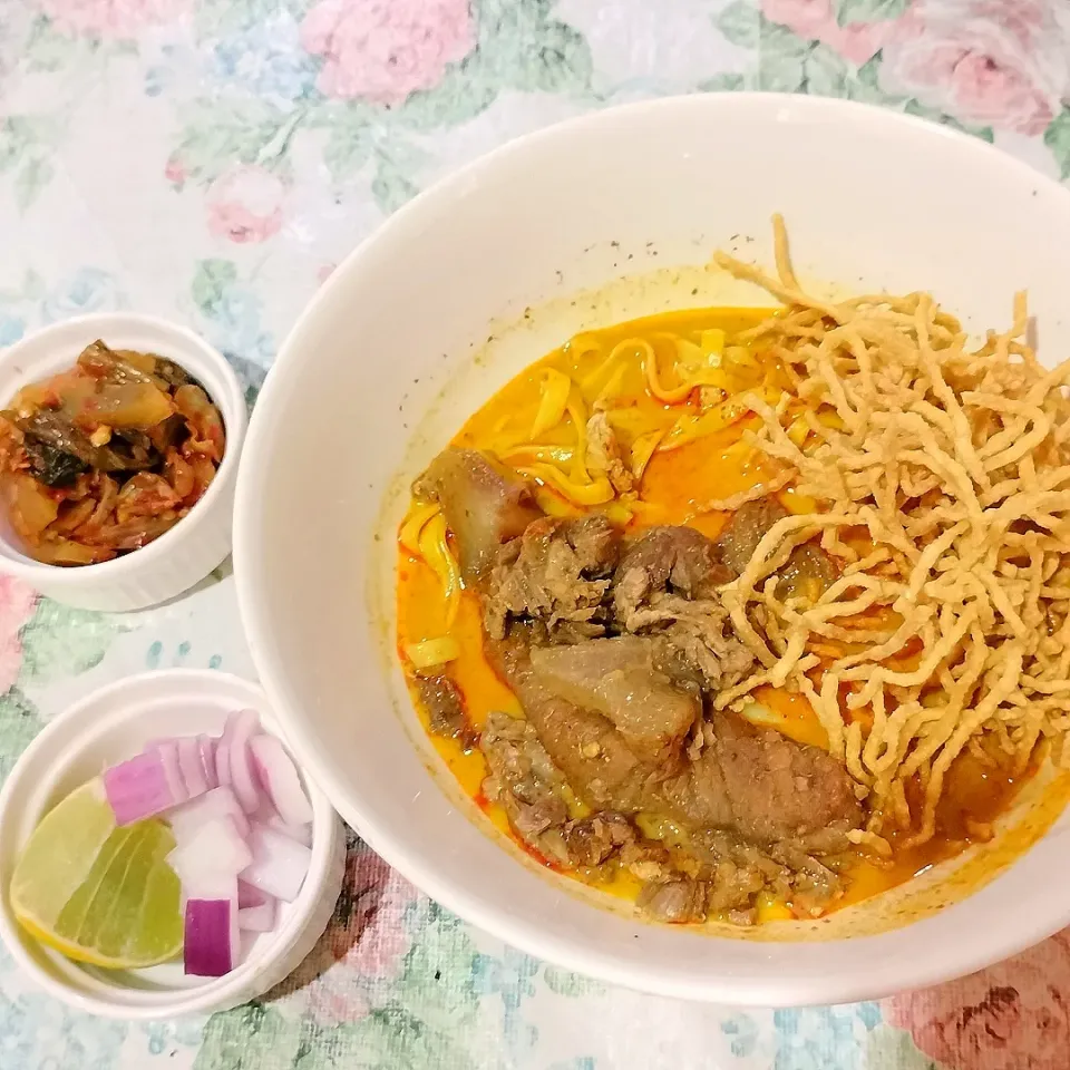 Beef Khaosoi. (Noodles in coconut curry soup) 🇹🇭|Boomerangさん