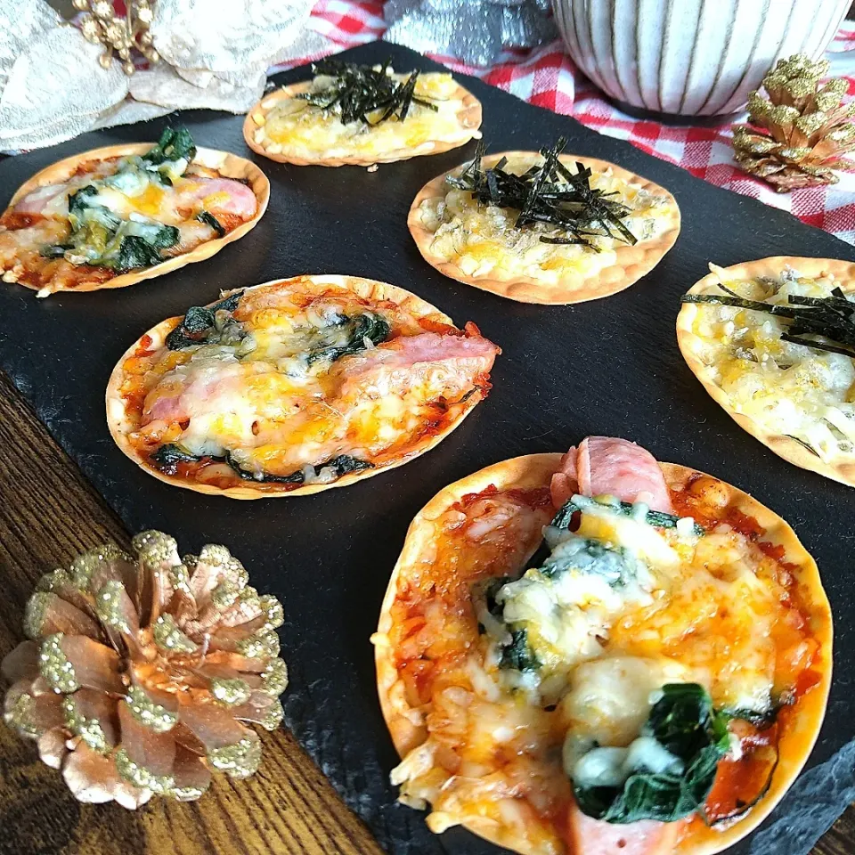 Snapdishの料理写真:餃子の皮でミニピザ〜🍕|とまと🍅さん