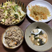 Snapdishの料理写真:今日の夕飯！じゅーしー、豆腐の味噌汁、パパイヤいりちゃー、肉野菜炒め|FXTKJさん