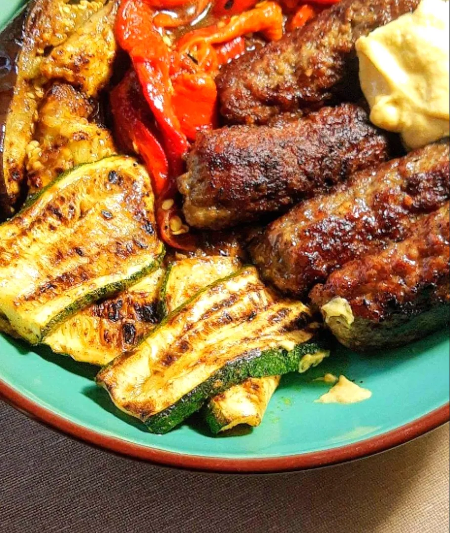 Grilled vegetables, with Transylvanian grilled meat (the meat mixture is four types: sheep, goat, beef and pork)|Imre Zoltánさん