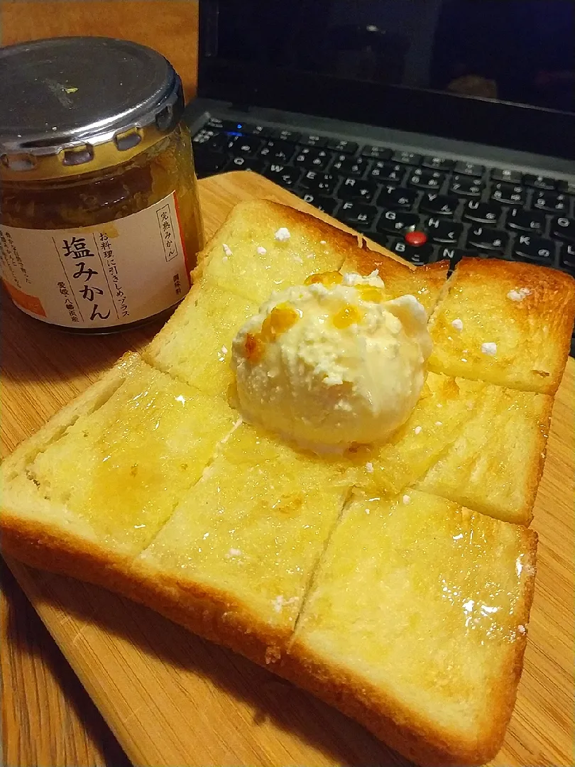 由美さんの料理 食卓を紡ぐおたより便　塩みかんバニラトースト🥪|まきごろうさん