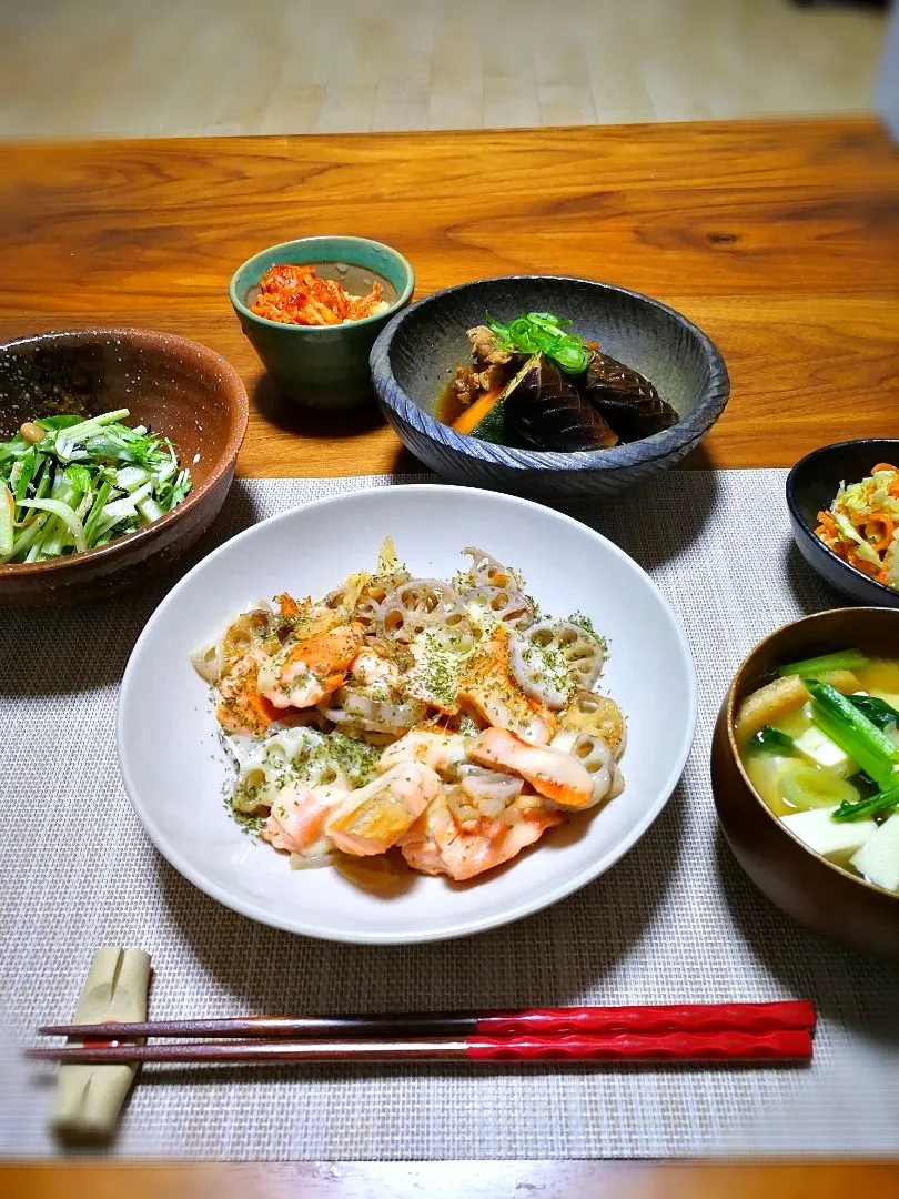 鮭とレンコンのチーズ焼き
カボチャと茄子の煮物
具沢山味噌汁
野菜サラダ
納豆キムチ
キャベツと人参の胡麻和え|上海ひまわりさん