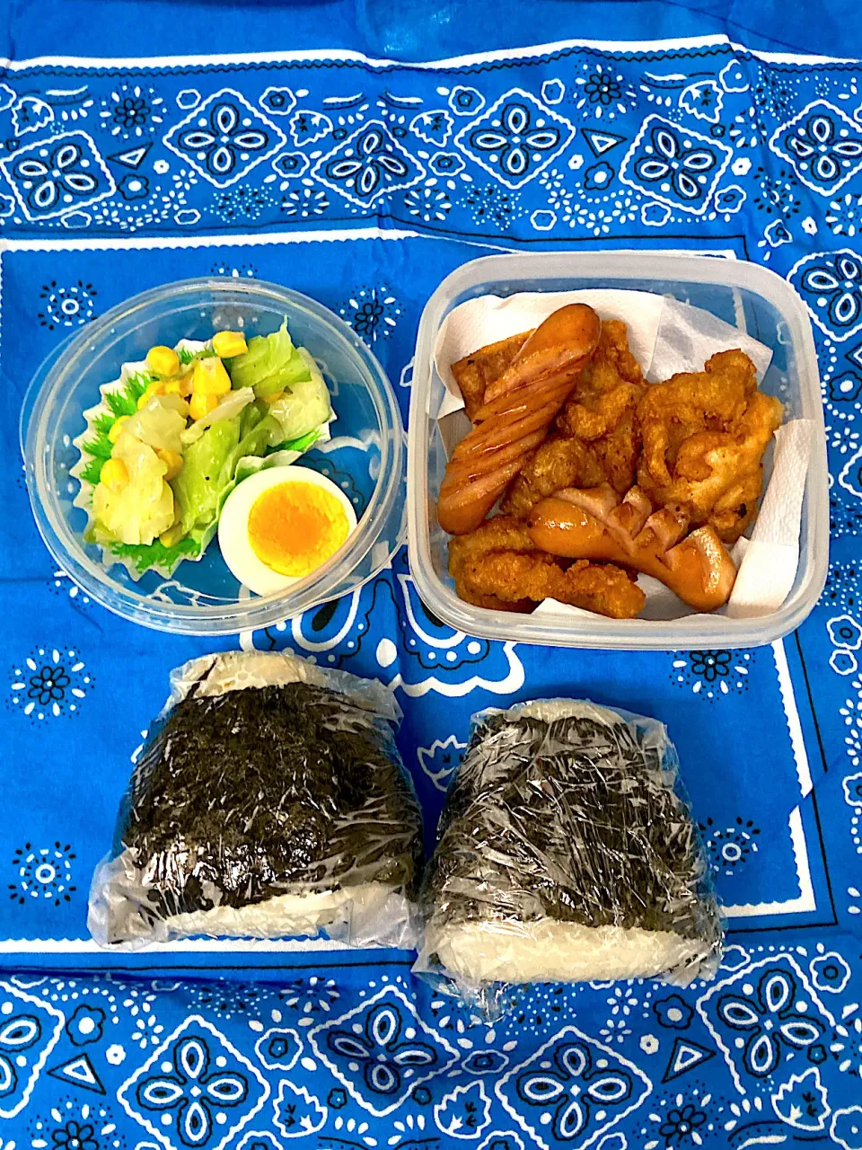 Snapdishの料理写真:高校生になった次男くんへ　唐揚げとおにぎり弁当|晴れ時々弁当さん