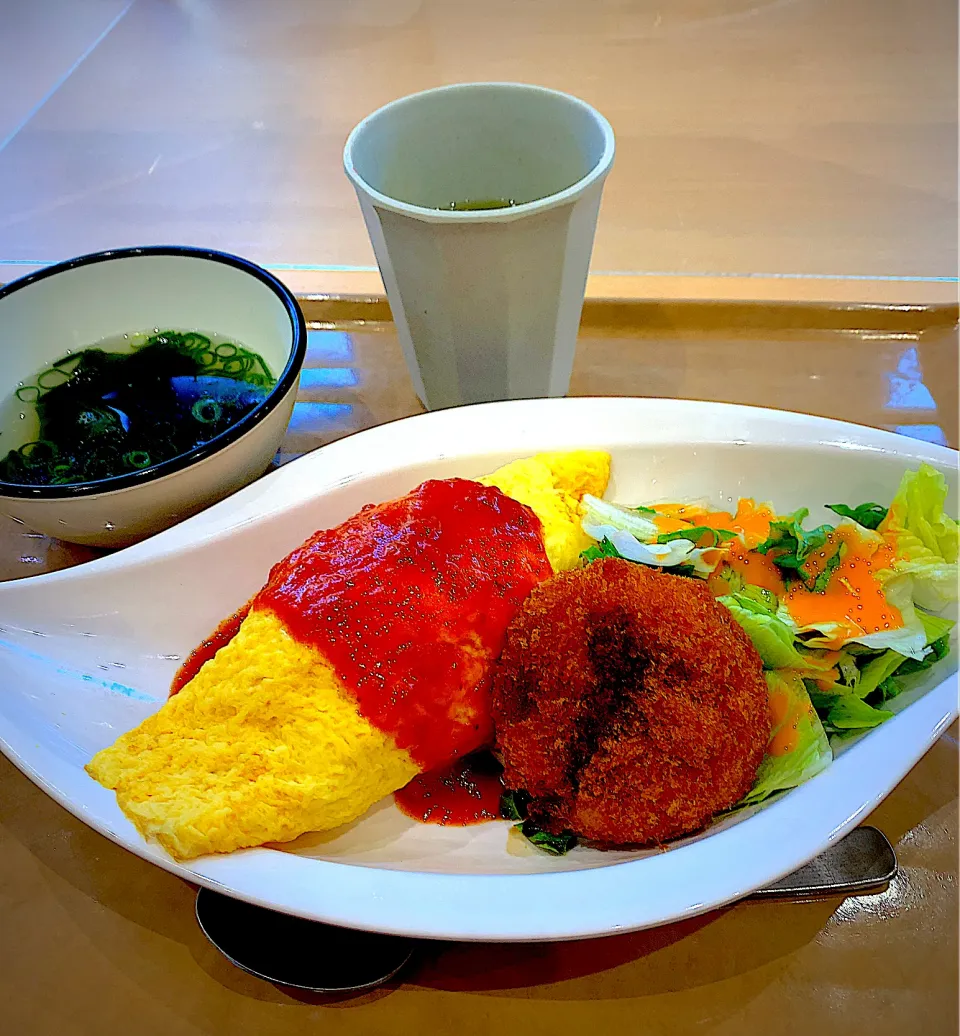 オムライスと蟹クリームコロッケの社食ランチ|Yuko Kobayashiさん