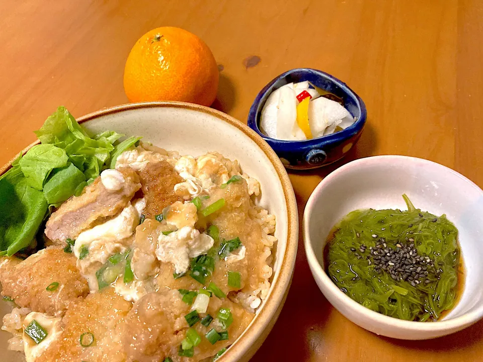 Snapdishの料理写真:味噌ソースカツとじ丼❤️めかぶ❤️大根の甘酢漬け❤️みかん12/22ガッツリ系お昼ご飯|さくたえさん