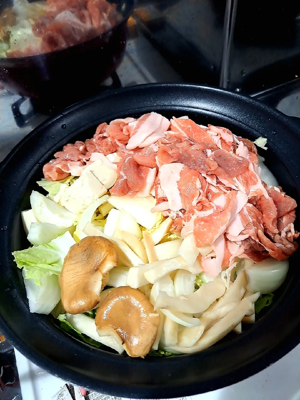 鍋の具材は鹿児島の豚肉と、福岡のエリンギ、玉ねぎ、白菜豆腐等です😊
〆のラーメンを先に出してしまいました(￣▽￣;)
#鍋　#男飯　#一風堂スープ|しんからからさん