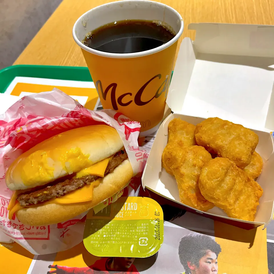 ダブルチーズバーガー
チキンマックナゲット
プレミアムローストコーヒー|T. Wonderさん