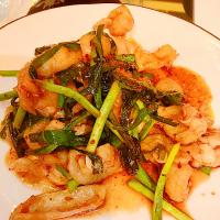 鶏皮で食べるラー油のニラ炒め