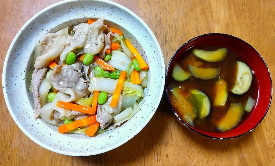 2022 1213　豚バラ白菜のうま煮あんかけ丼　なすとわかめのお味噌汁|いもこ。さん