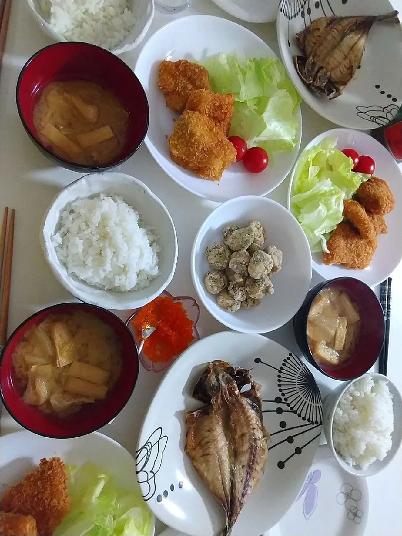 夕食(*^^*)
ヒレカツ&サラダ🥗
アジ塩焼き
ベビーホタテ青のり唐揚げ
お味噌汁|プリン☆さん