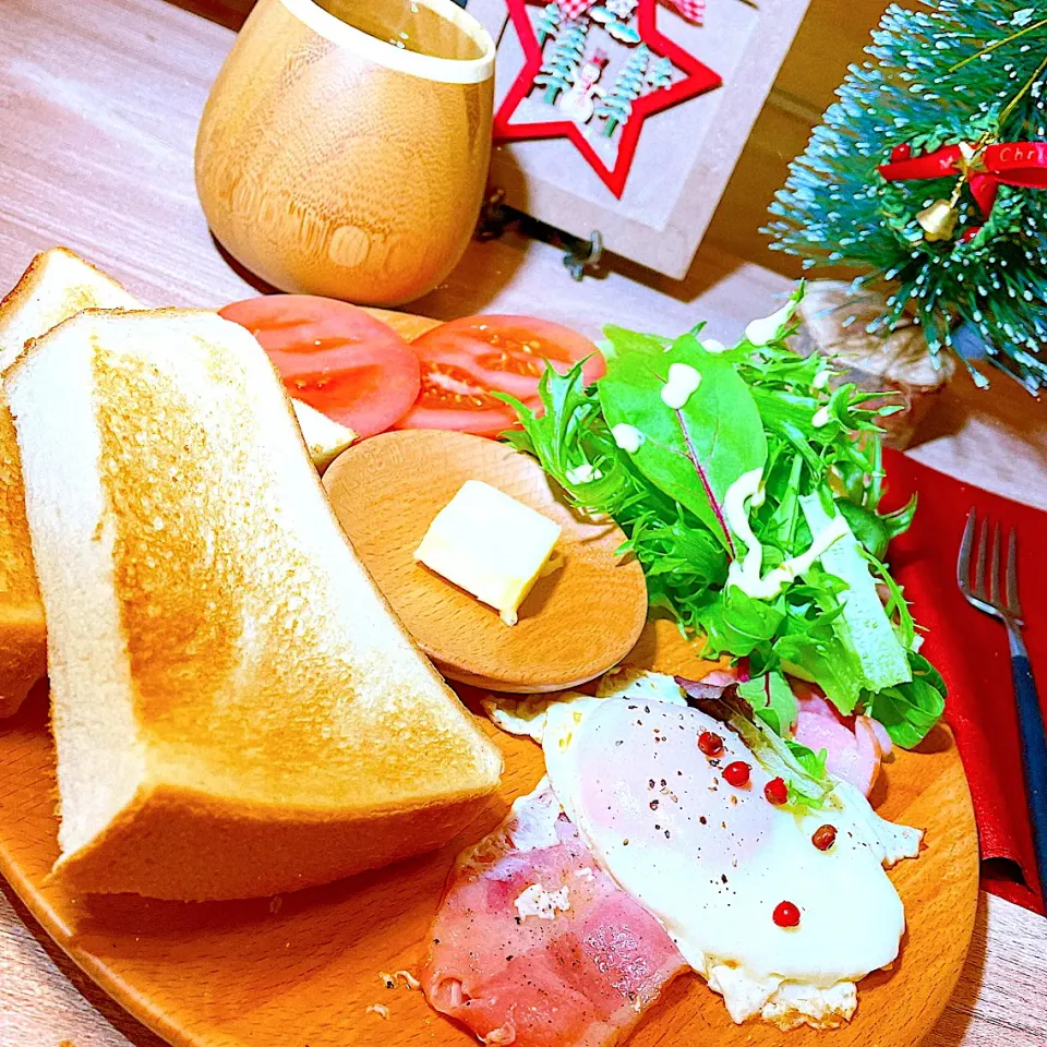 🍞🍳🥩🥗トーストプレートと☕️ホットコーヒー|Sの食卓さん