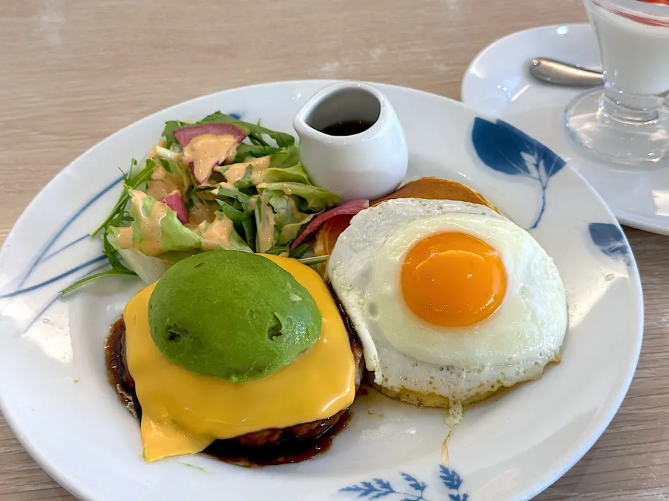 アボカドチーズハンバーグとパンケーキのモーニングセット|マハロ菊池さん