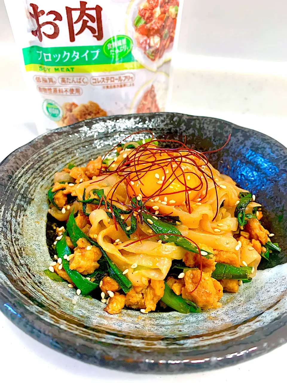 Snapdishの料理写真:蒟蒻麺と大豆ミートで汁なし坦々麺風🌶|ひろりんさん