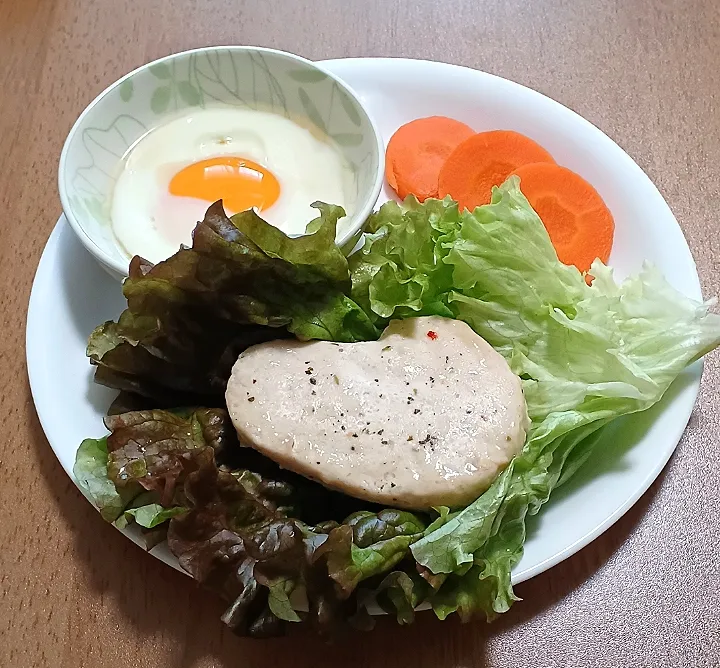 イヴの昼食
ハーブチキン
卵
にんじん
サニーレタス
レーズンロールパン|ナナさん