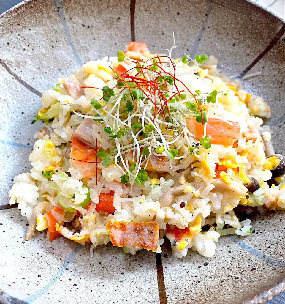 Snapdishの料理写真:カニカマとハム余ってたので、お昼は炒飯🤗💕😋|てるみさん