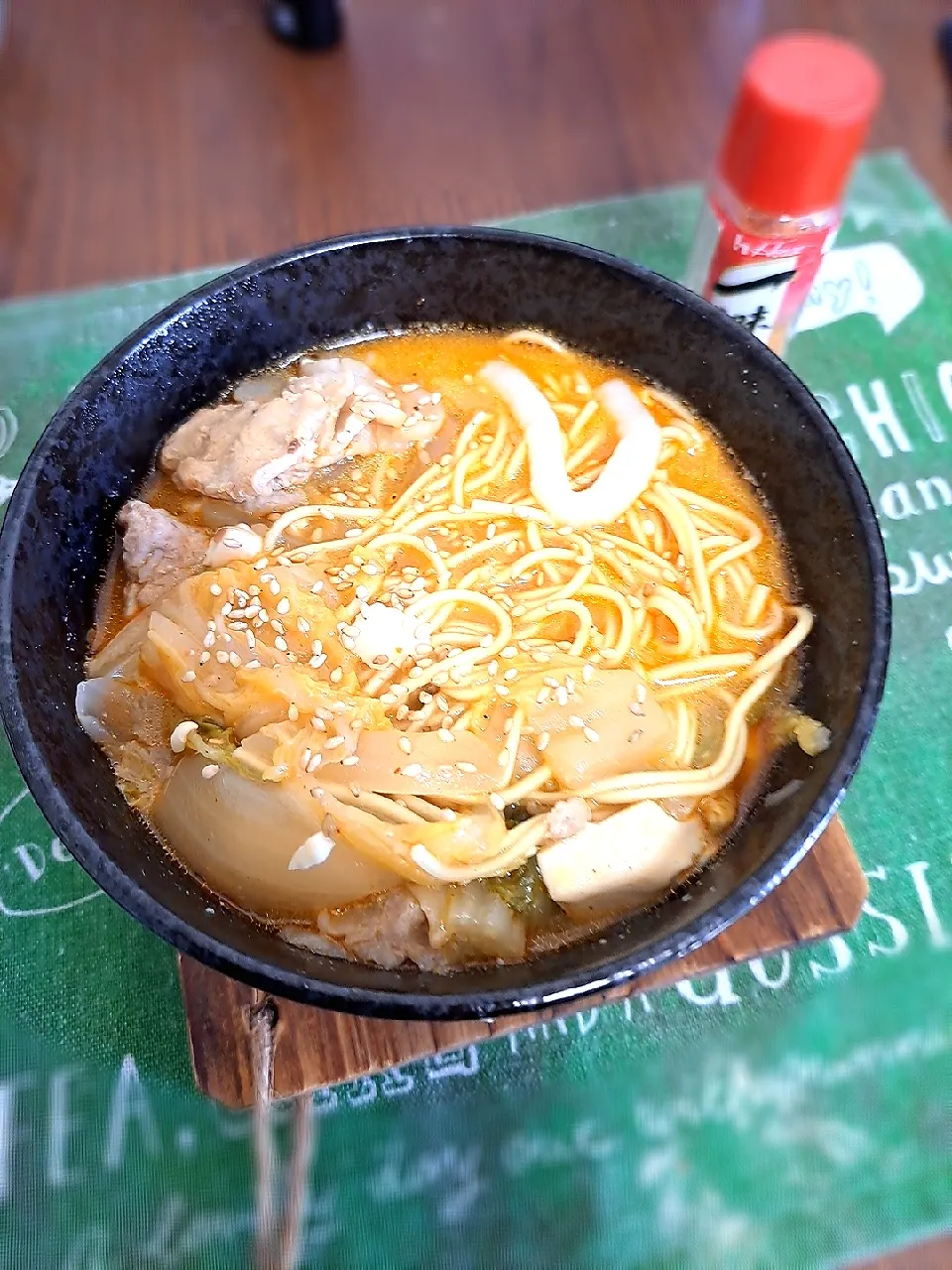 一風堂風味のラーメン🍜🍥(棒ラーメン)

一風堂のスープ鍋の後に、棒ラーメンで胡麻をふって、ニンニク多めで頂きました✨

#男飯　#ラーメン　#一風堂　#ニンニク　#ゴマ　#〆|しんからからさん