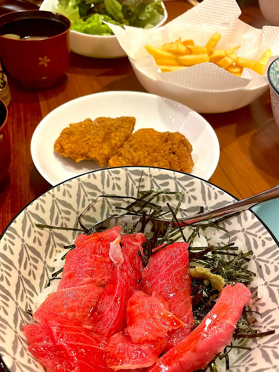 マグロ丼　フライドチキン　ポテト　味噌汁|とゆあさん