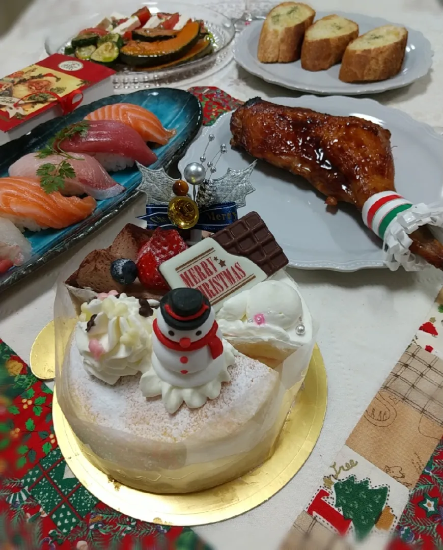 ☆今日の晩ごはん☆  照り焼きチキン お寿司  サラダ ガーリックフランスパン 三種のクリスマスケーキ|hamamaさん