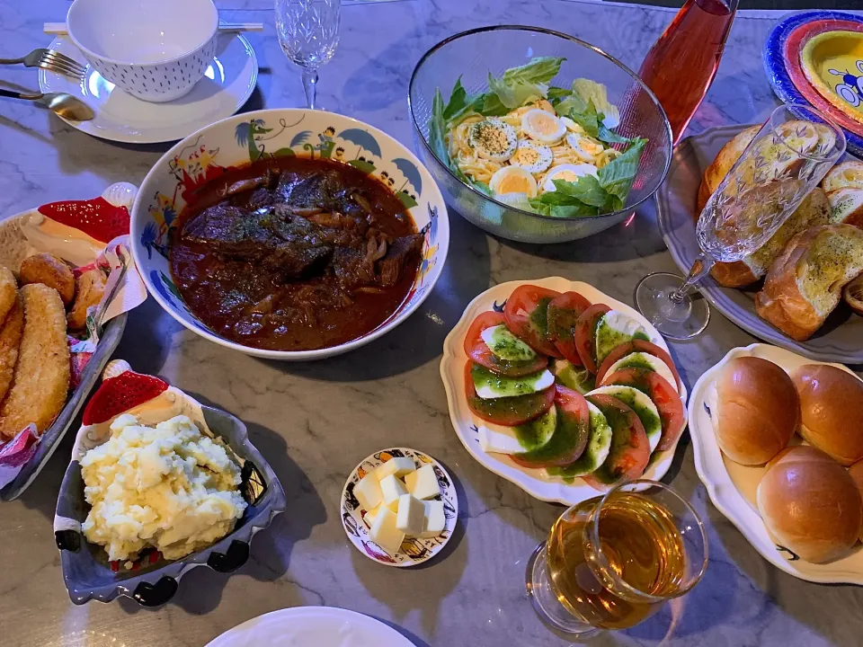 牛肉の赤ワイン煮込み🎄サラスパ🎉カプレーゼ🍅バケット🥖マッシュポテト🥔|きっきー🥰さん