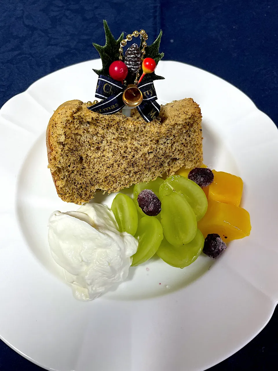 Snapdishの料理写真:紅茶のシフォンケーキ〜クリスマスバージョン〜|Zunkoさん