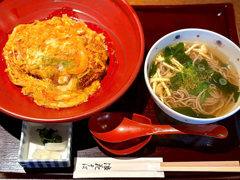 Snapdishの料理写真:かけ蕎麦とミニカツ丼のセット|にゃあ（芸名）さん