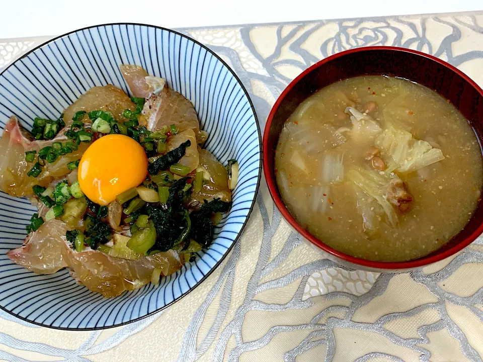 Snapdishの料理写真:真鯛のヅケ丼と納豆舞茸の味噌汁|卍さん