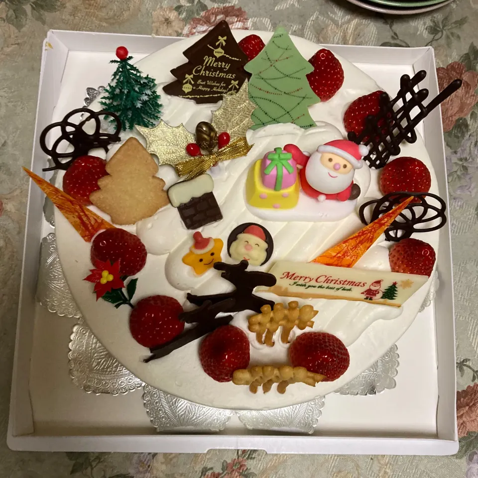 クリスマスケーキ。姑さん家にケーキ持って行って皆んなで食べてきました(^^)8号サイズです。8人で完食🤣|Saharaさん