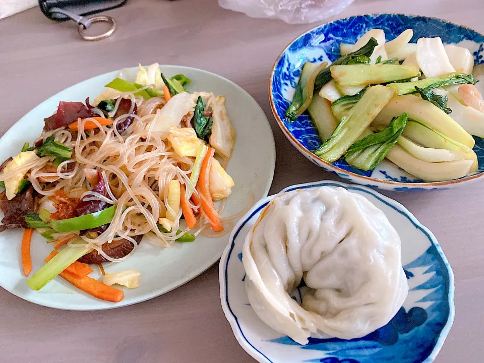 Snapdishの料理写真:春雨炒め　韓国蒸し餃子|みーさん