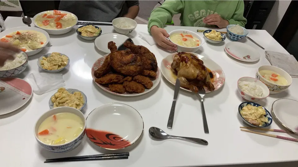 晩御飯☆ローストチキン☆フライドチキン（骨付きと骨無し）☆サラダ（キャベツ、卵、むき海老）☆クリームシチュー。ローストチキンは手付かずで結局明日のおかずに😅|Saharaさん