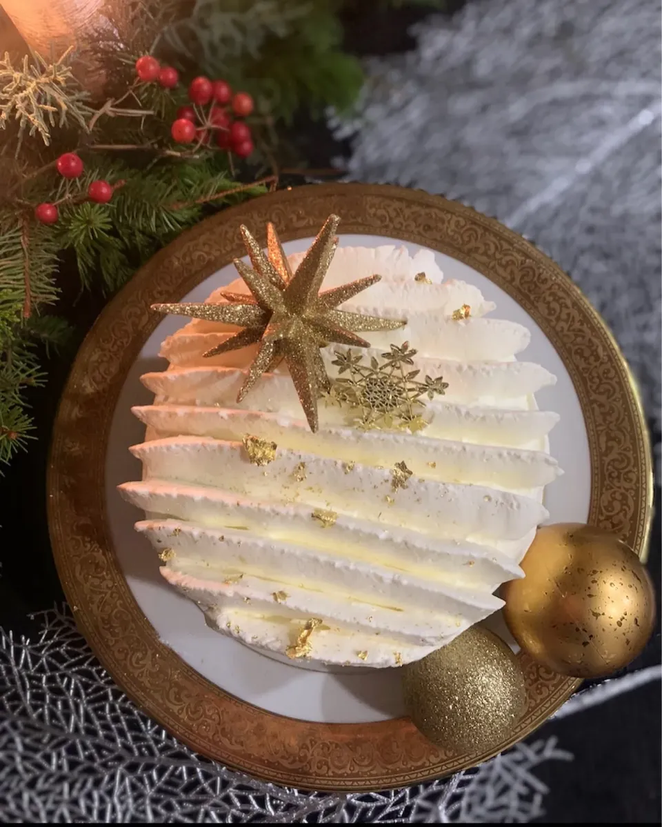 Snapdishの料理写真:ホワイトクリスマスケーキ|penbrorkeさん