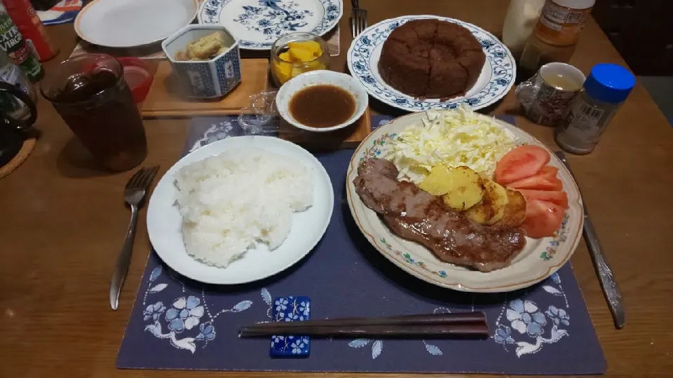 Snapdishの料理写真:タスマニアビーフサーロインステーキ&チョコレートシフォンケーキ(夕飯)|enarinさん