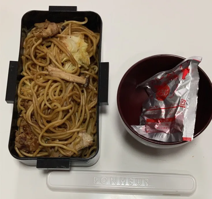 Snapdishの料理写真:パパ弁☆焼きそば☆みそ汁。月曜日のお弁当らしからぬ、手抜き弁当ですが😅子供達のお昼と同じ焼きそば😅|Saharaさん