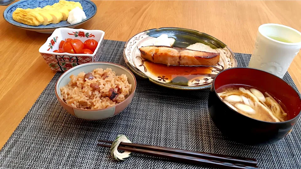 クリパ🎄明けのあさげ　急に「和」w  タコ飯、だし巻き卵、ブリ照り焼き。　味噌汁が飲み過ぎた身体に染みます〜😆|BUBUさん