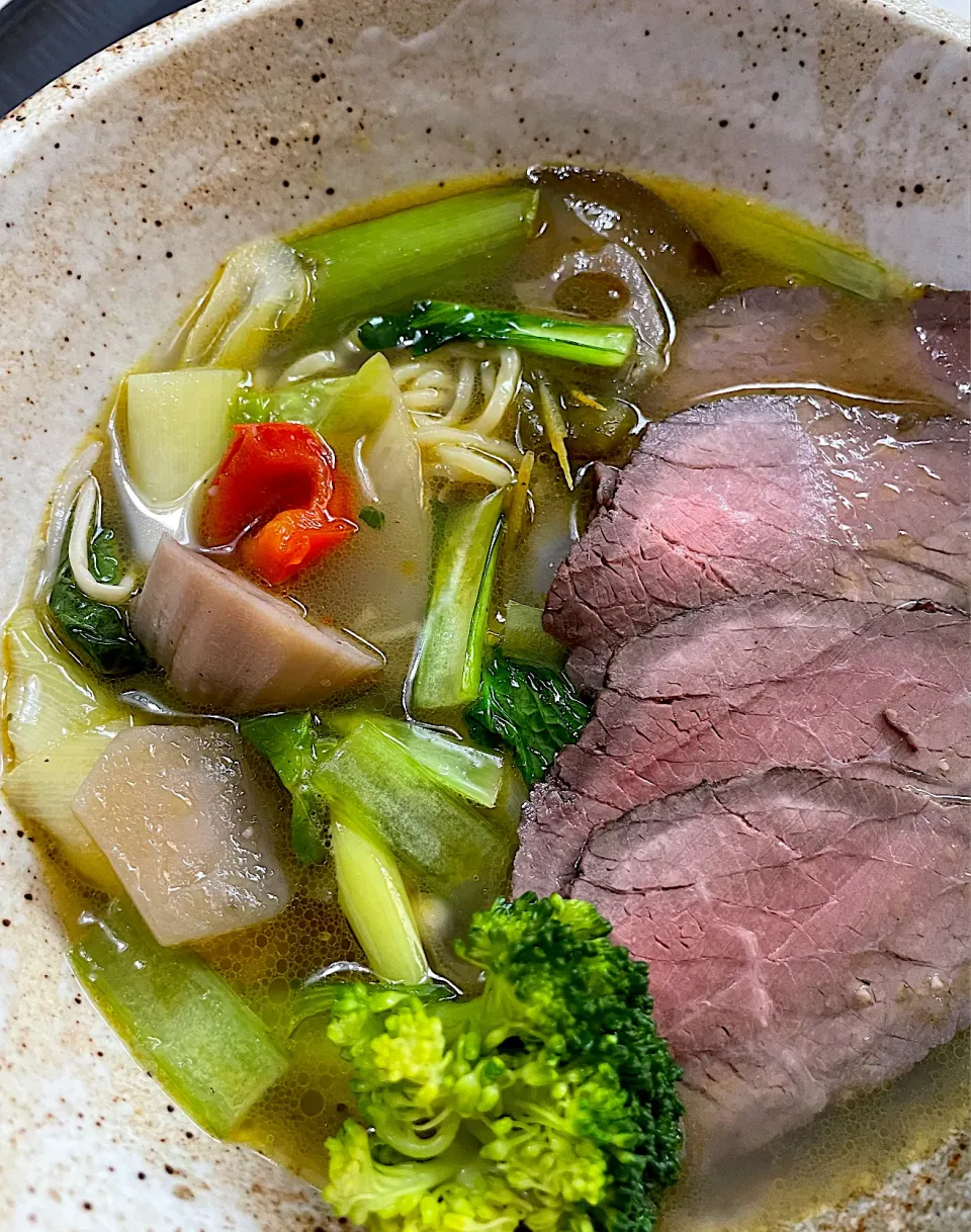 Snapdishの料理写真:まさかのアヒージョ残りとローストビーフで変わりラーメン🍜うまうま～✨🤗🌟|てるみさん