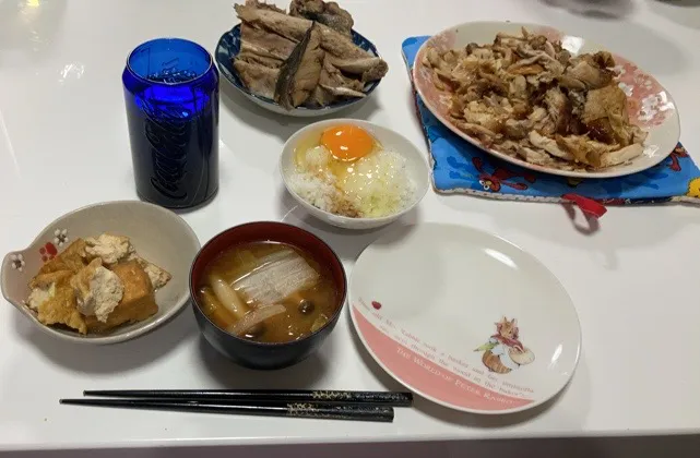 晩御飯☆ローストチキンほぐし身☆ブリカマの煮付け☆厚揚げの炊いたん☆みそ汁（白菜、大根、しめじ）母は卵かけご飯|Saharaさん