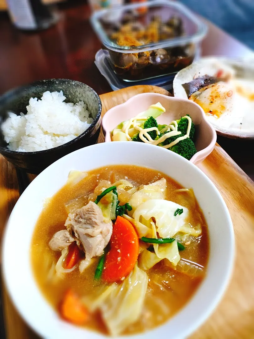 Snapdishの料理写真:鶏もも肉の具がたっぷりの味噌汁に肝煮、千枚漬が最高|mikeyさん