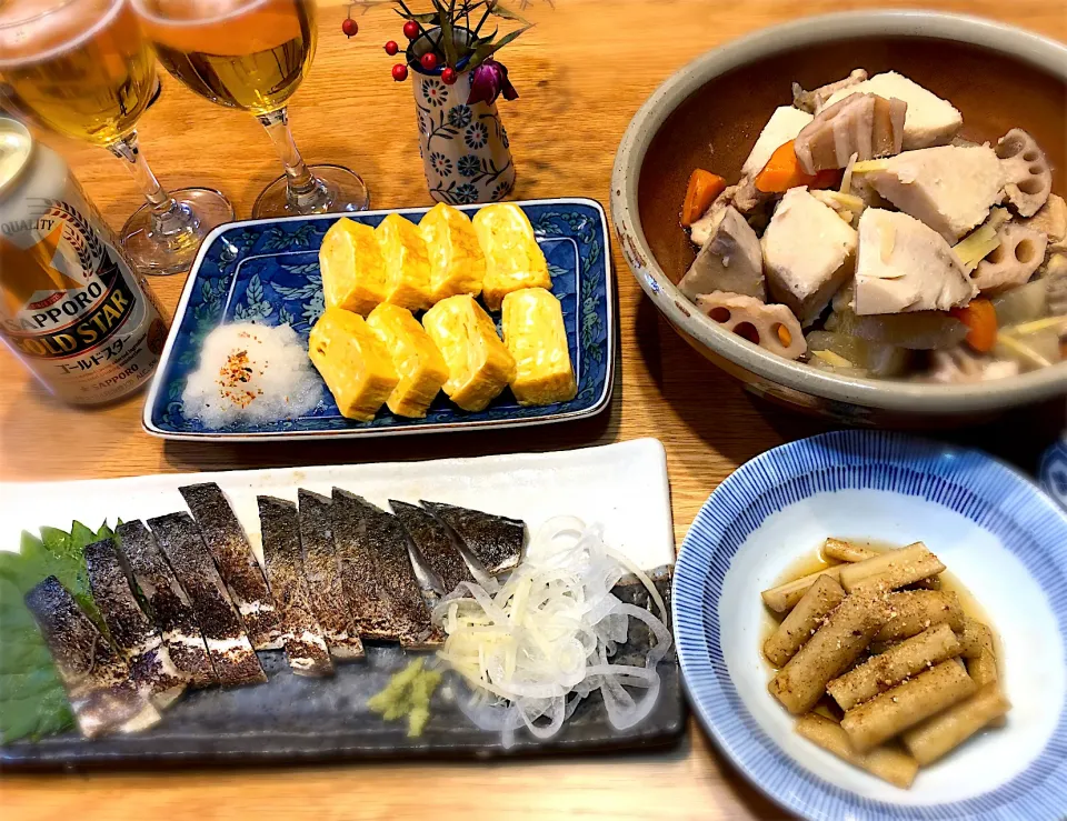 鶏もも肉と根菜の煮付け　だし巻き卵　酢牛蒡　炙りしめ鯖|じゅんさんさん