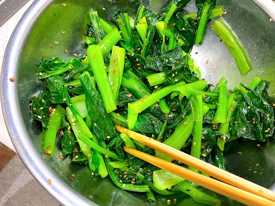 Snapdishの料理写真:小松菜のナムル　仕込み　煎りたてのごま、胡麻油、ダシダで味付け|Takeshi  Nagakiさん