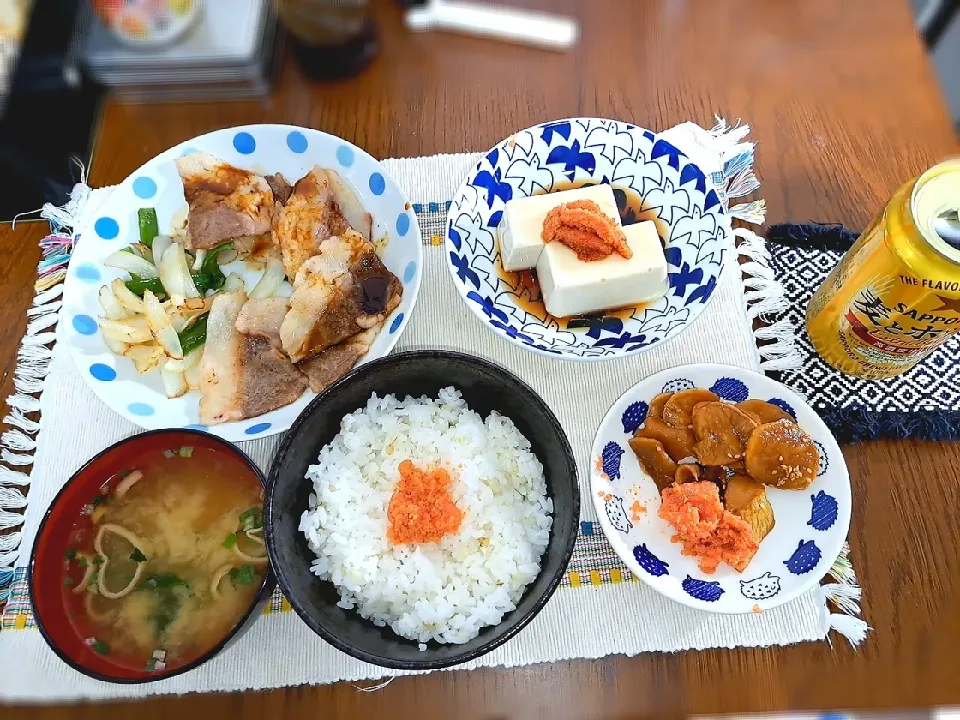 黒毛和牛と野菜炒め。ハリハリ漬けと明太子。
もち麦ご飯🍚

ハリハリ漬けは頂き物ですが、歯応えも最高でした😊上手に漬けてくれて感謝です✨

#男飯　#黒毛和牛　#野菜炒め　#もち麦ご飯　#ハリハリ漬け|しんからからさん