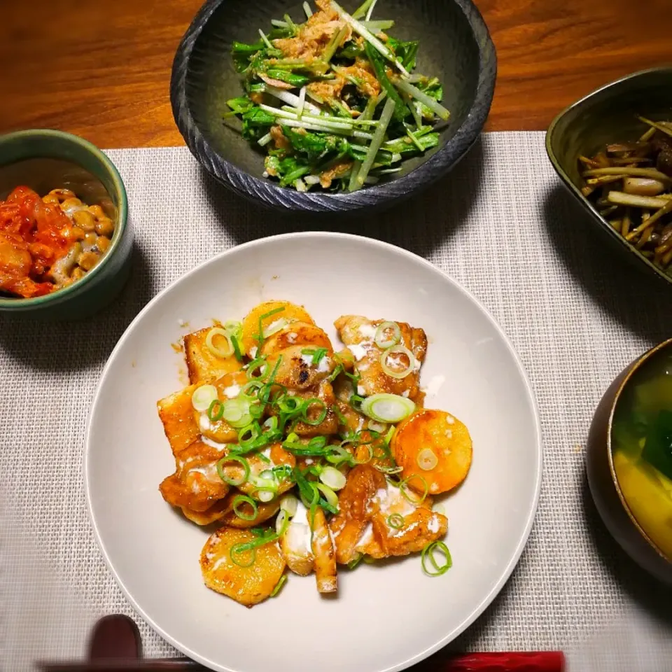 鶏肉と長芋のマヨソース
味噌汁
ごぼうとしめじの甘辛炒め
水菜とツナの梅サラダ　
納豆とキムチ|上海ひまわりさん